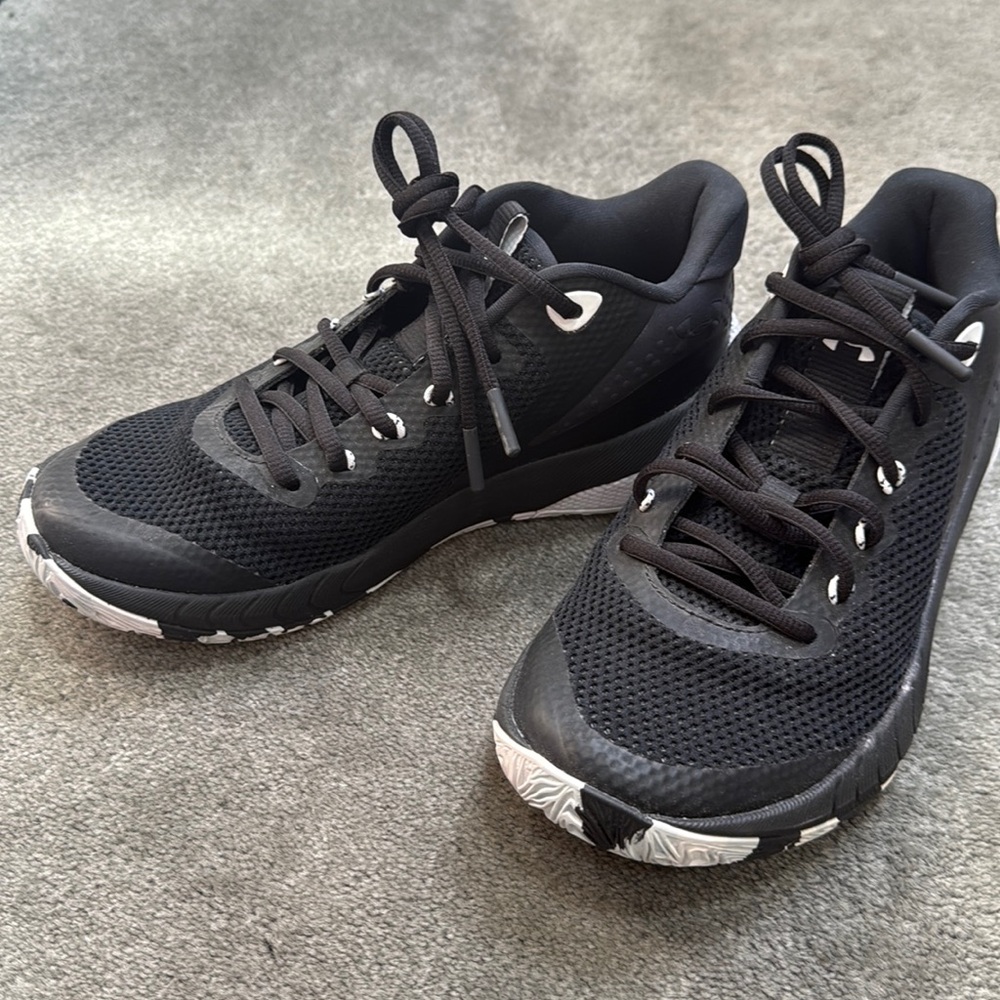 Women’s Under Armour Hovr Breakthru shoes Size 7.5